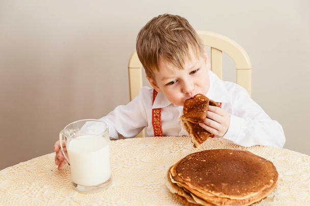 five year old child to eat pancakes - Valokuva, kuva
