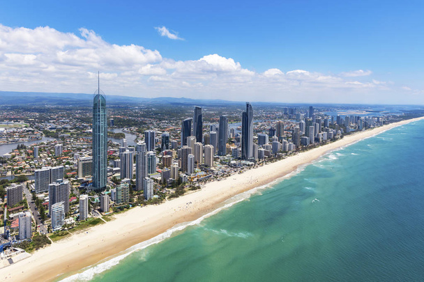 Vista aérea ensolarada de Surfers Paradise olhando para o interior na Gold Coast, Queensland, Austrália
 - Foto, Imagem