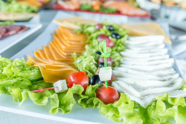 Salade met worst, Groenen en andere op tafel met witte tabel. Horeca concept. - Foto, afbeelding
