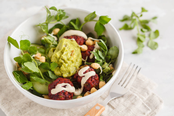 Green vegetable vegan salad with beets meatballs, Guacamole  - Foto, immagini