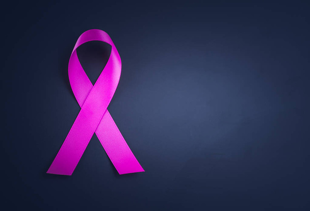Consapevolezza del nastro viola su sfondo nero per la Giornata Mondiale del Cancro
. - Foto, immagini