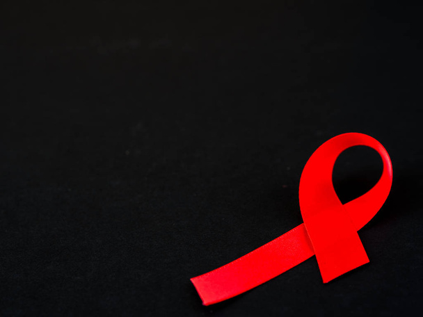 maailman aids päivä käsite. punainen nauha mustalla pohjalla. - Valokuva, kuva