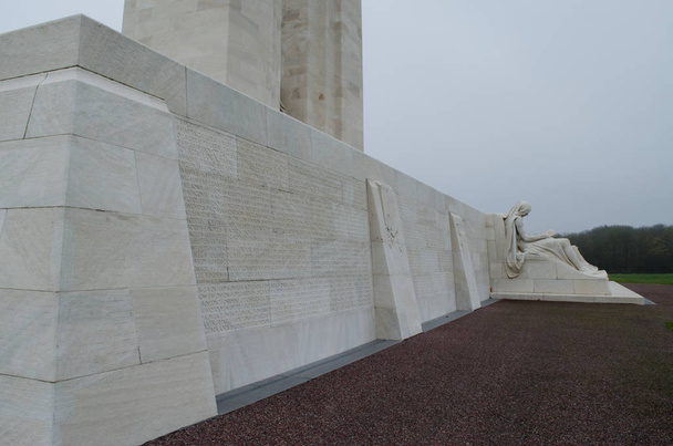 Kanadan kansallinen muistomerkki Vimy Ridgellä harmaana syyspäivänä. Muistomerkki on ensimmäinen maailmansota Kanadan kuollut ja kadonnut, joka kuoli Ranskassa
. - Valokuva, kuva