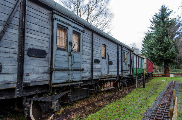 Una linea di vecchie carrozze ferroviarie in disuso in legno
 - Foto, immagini