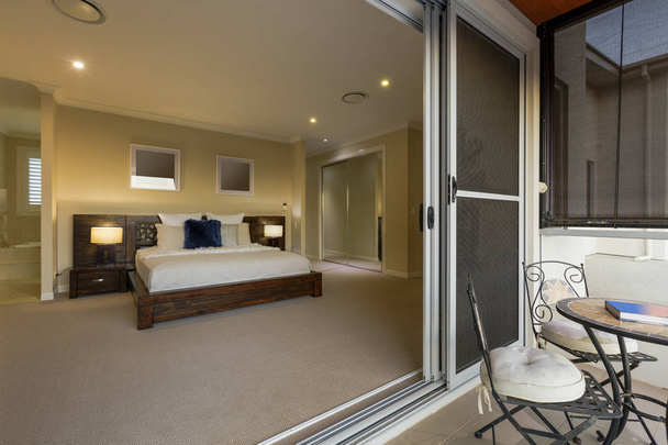 Moderne, gezellige en warme slaapkamer in luxe huis - Foto, afbeelding