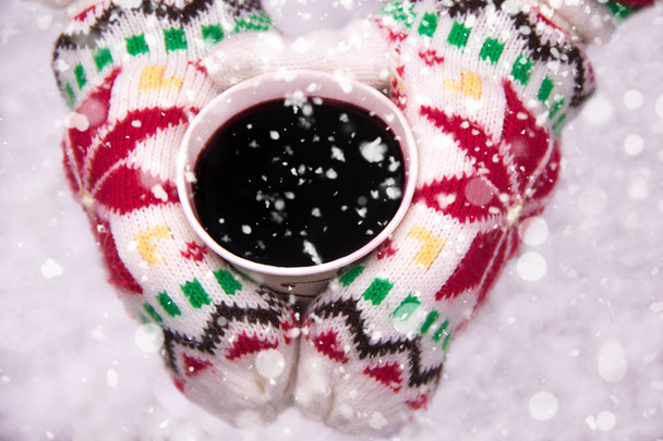 Luvas coloridas de inverno ensolarado com vinho quente e neve caindo
 - Foto, Imagem