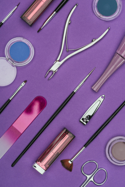 紫に分離されたマニキュア、化粧道具一式の平面図 - 写真・画像
