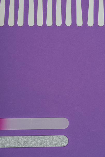 vue de dessus de différentes limes à ongles isolées sur violet
 - Photo, image