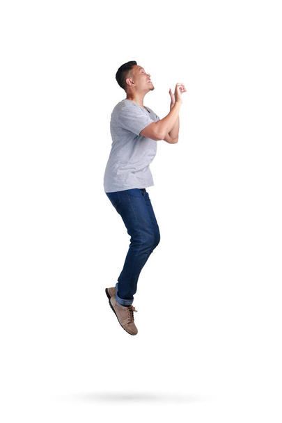 Levitazione. Giovane uomo che cammina saltando in aria
 - Foto, immagini