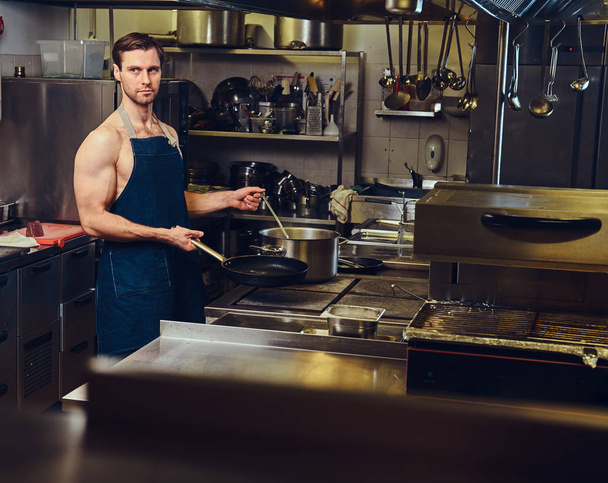 The chef holds dry pan. - Fotografie, Obrázek