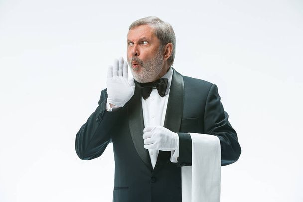 Camarero senior sosteniendo toalla blanca
 - Foto, imagen