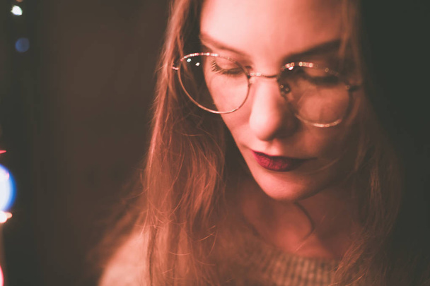 Güzel beyaz kız karanlık ve bokeh sıcak renkli gözlük bir moda portre film etkisi soluk. Netlik düşük yoğunluklu odak etkisini. - Fotoğraf, Görsel