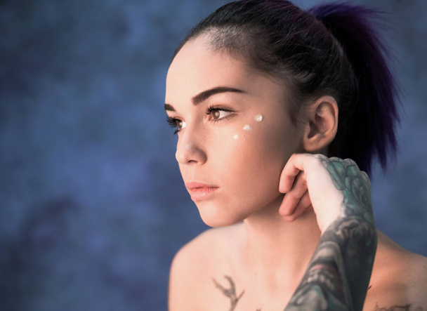 Boyalı saçlı ve mavi Studio'da poz tattooes güzel kız - Fotoğraf, Görsel