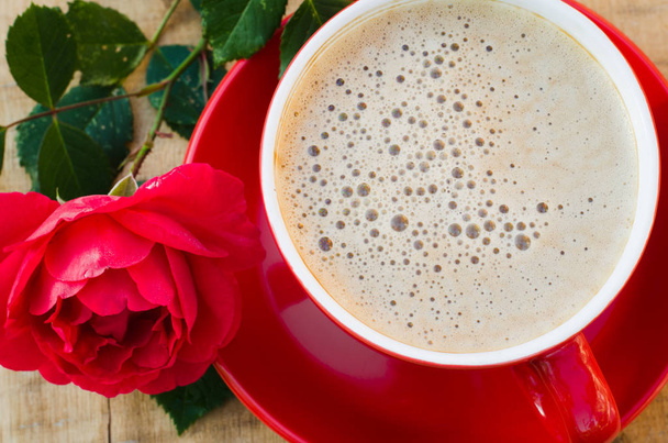 Czerwony filiżanka porannej kawy lub cappuccino i róża. - Zdjęcie, obraz