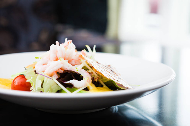 Garnéla saláta öntettel - Fotó, kép