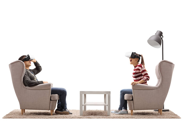 uomo e donna utilizzando cuffie realtà virtuale
 - Foto, immagini