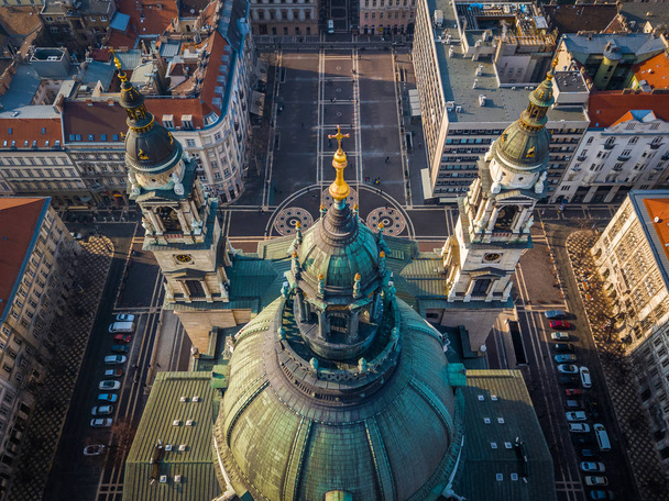Budapešť, Maďarsko - letecký pohled o věže slavné St.Stephen baziliky a St Stephen's Square - Fotografie, Obrázek