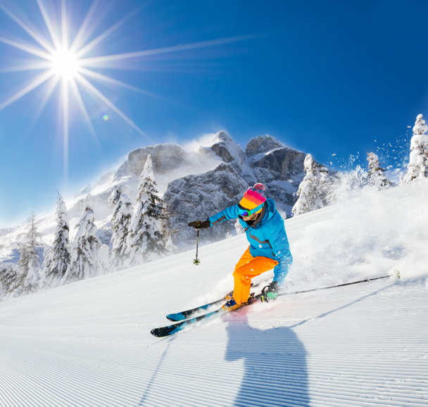Giovane sciare in discesa sulle Alpi
 - Foto, immagini