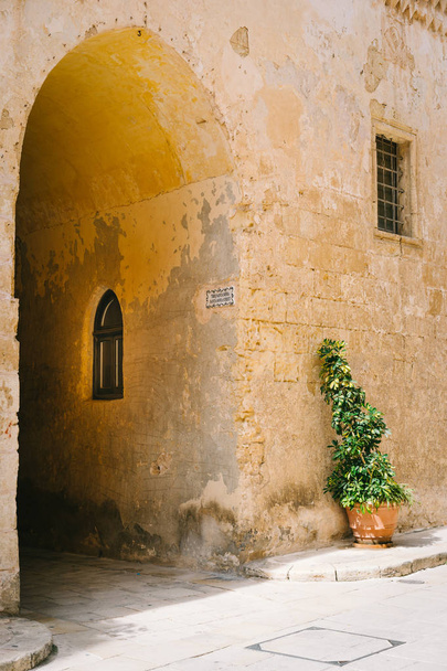 Μεσαιωνική παλιά σπίτια του σιωπηλή πόλη - Μντίνα, Μάλτα - Φωτογραφία, εικόνα