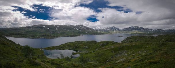 Vista panorâmica para o planalto de Hardangervidda e o lago Kjelavatn, na Noruega
 - Foto, Imagem