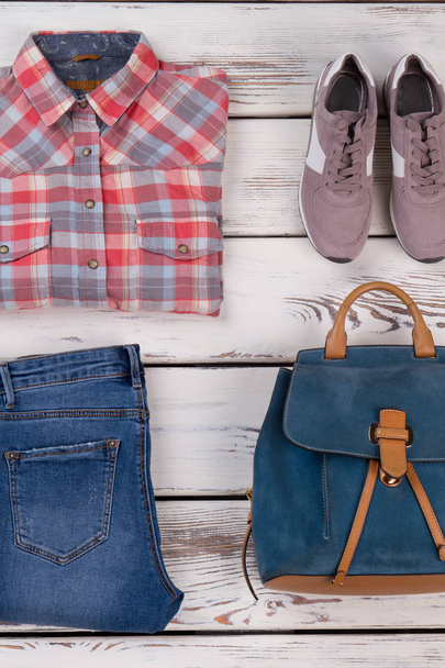 Gömlek, kot pantolon, spor ayakkabılar ve sırt çantası - Fotoğraf, Görsel