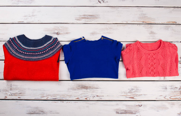 Suéteres rojos y azules brillantes
 - Foto, imagen
