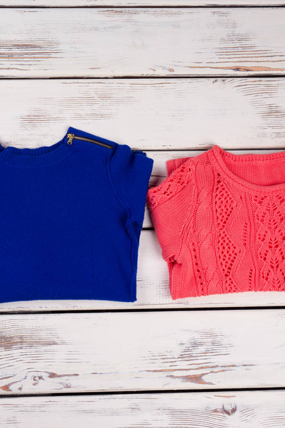 Czerwony i niebieski swetry - Zdjęcie, obraz