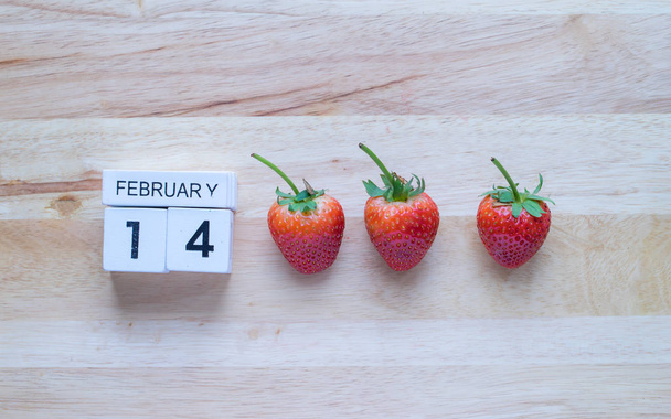Február 14-én ábécé és strawberrys fából készült háttér, - Fotó, kép