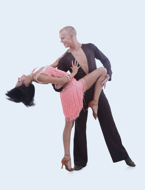 ζευγάρι όμορφο χορό αιθουσών χορού σε μια πόζα χορού που απομονώνονται σε λευκό - Φωτογραφία, εικόνα