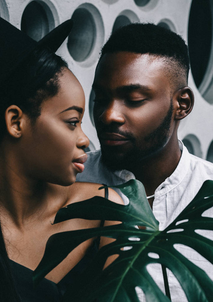 Elegante retrato de joven pareja afroamericana atractiva sobre fondo blanco moderno
.  - Foto, Imagen