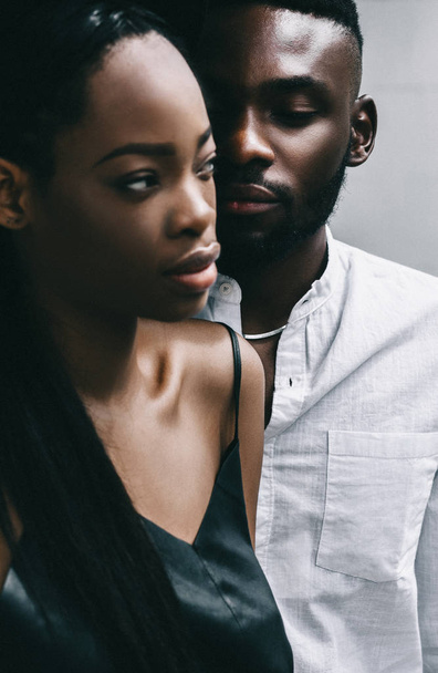 Elegante retrato de joven Atractiva pareja afroamericana sobre fondo gris
.  - Foto, imagen