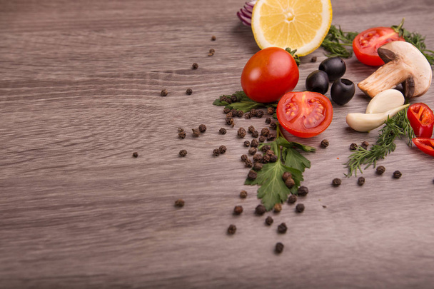 Alimentación saludable fondo / estudio foto de diferentes frutas y verduras en la mesa de madera. Copiar espacio. Producto de alta resolución
 - Foto, imagen