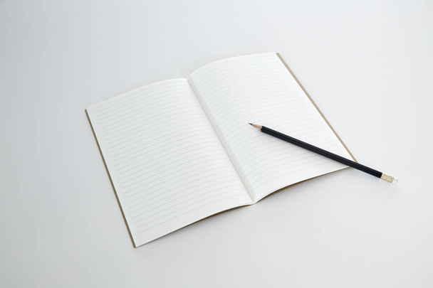 Cuaderno en blanco con lápiz, espacio vacío, concepto mínimo
 - Foto, imagen