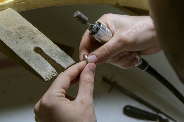 Beruf Juwelier. Schmuckherstellung. Hände arbeiten Goldschmied in Juwelier-Werkstatt, Handarbeit. - Foto, Bild