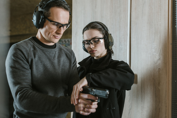 instructor describing client how to hold gun - Fotografie, Obrázek