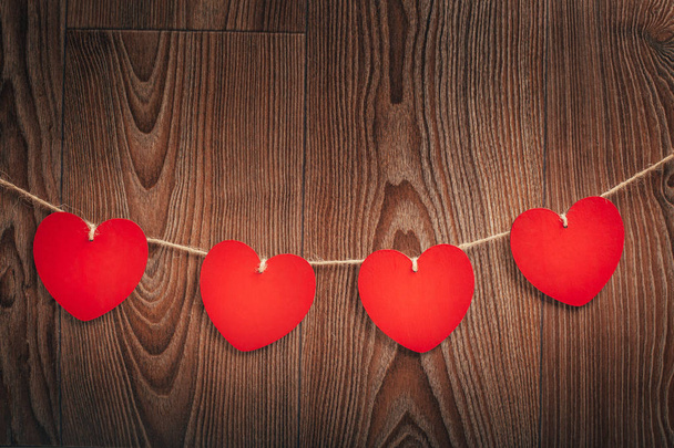 Hou van Valentijnsdag harten en kaart natuurlijke koord en rood clips opknoping op rustieke drijfhout textuur achtergrond, kopie ruimte - Foto, afbeelding
