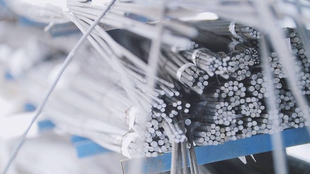 Noyaux de fibre de verre dans les fils - production prête en usine
 - Photo, image