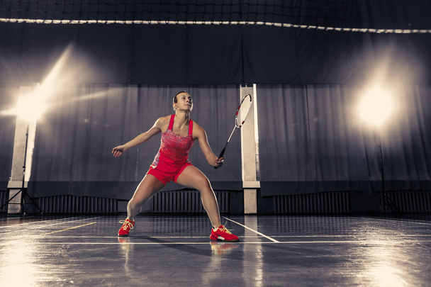 Young woman playing badminton at gym - Foto, immagini