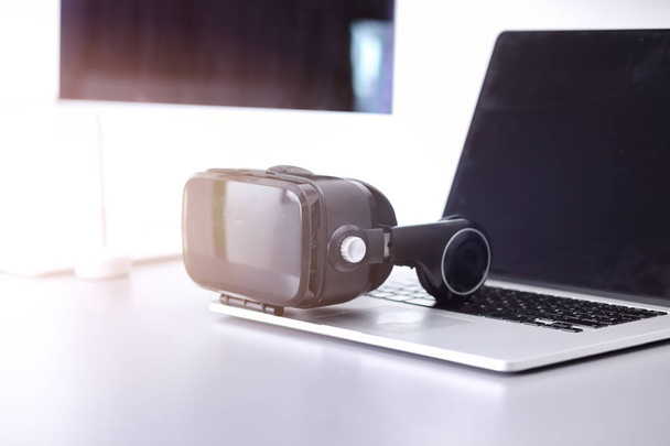 Virtual reality goggles on desk with laptop. business. 3d technology - Foto, Imagen