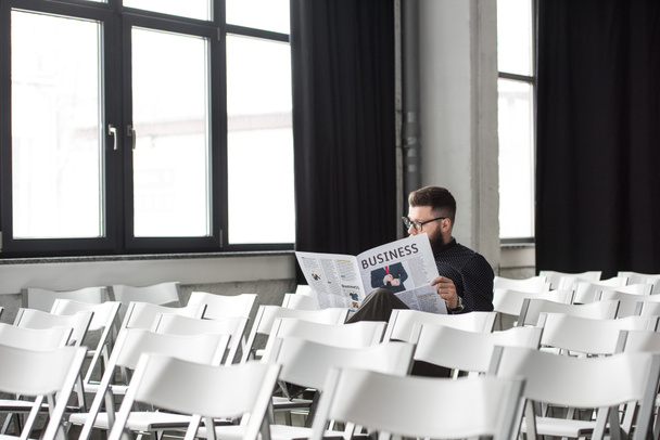 businessman reading newspaper while sitting in meeting room - Foto, Imagem