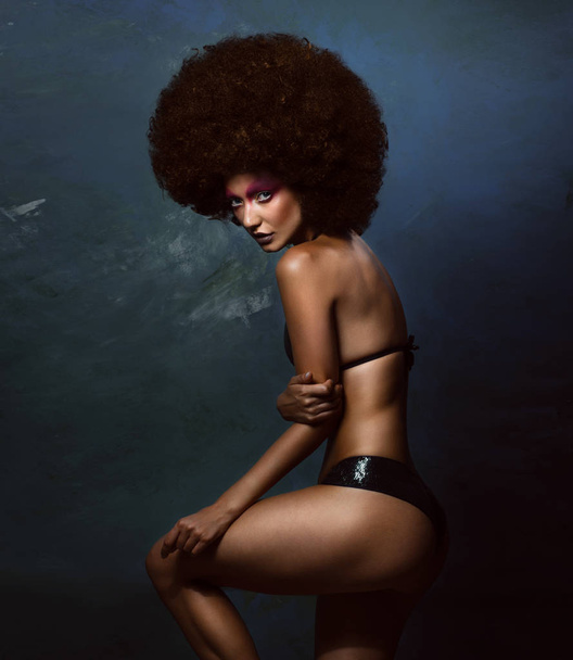 Studio Afrika bir saç modeli ile kız - Fotoğraf, Görsel