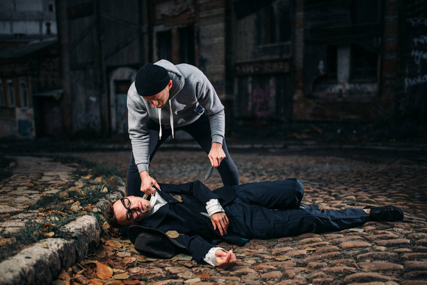 zloděj zabíjení obětí s nožem na noční ulici, zločin konceptu - Fotografie, Obrázek