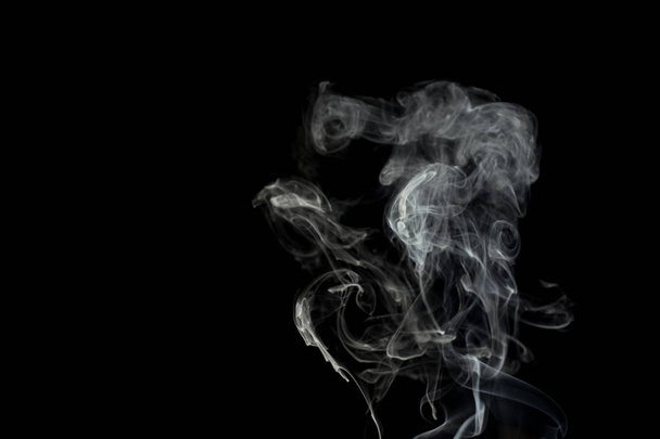 Siyah arkaplanda soyut bir duman - Fotoğraf, Görsel