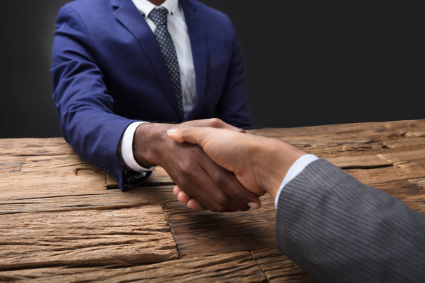 Close-up Of A Businessman's Hand Shaking Hand With His Partner - Foto, Imagen