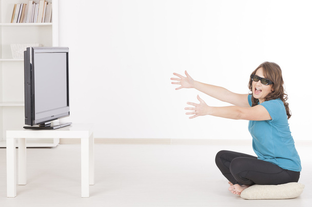 mulher assistindo TV 3D em óculos
 - Foto, Imagem