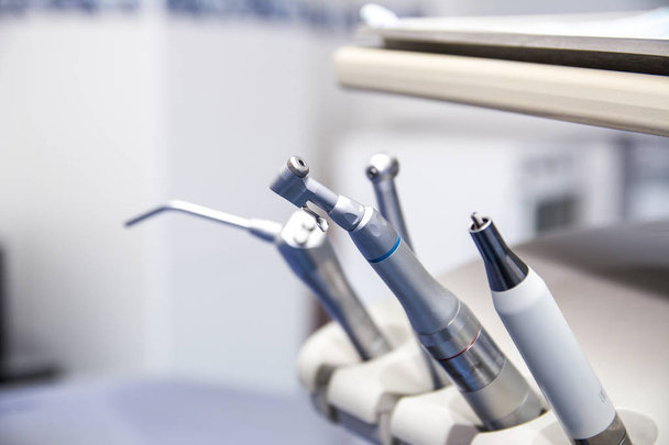 Verschillende tandheelkundige instrumenten in de tandheelkundige kantoor.  - Foto, afbeelding