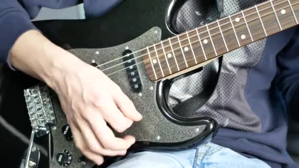 Mężczyzna prowadzący gitarzysta gra na gitarze elektrycznej - Materiał filmowy, wideo