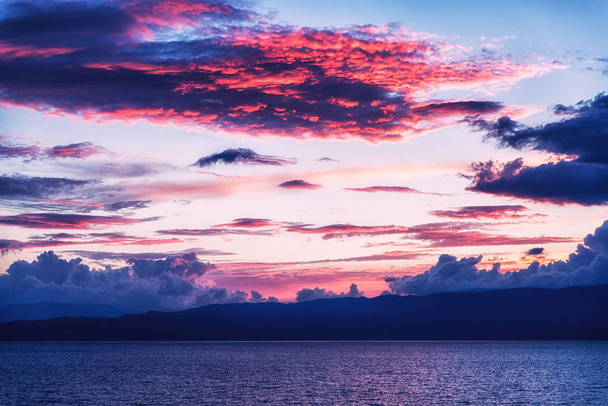 Mooie zomerse zonsondergang op het meer van Ohrid, Macedonië - Foto, afbeelding