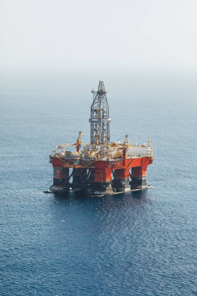 plataforma de petróleo y gas mar adentro
 - Foto, imagen