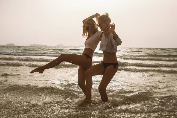 four women having fun on beach - Foto, Bild